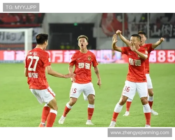 成都篮球队耐力争议引发热议球迷对球队表现和训练方式展开激烈讨论